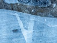 Ypsilon-förmiges helle Muster in milchiger Eisstruktur